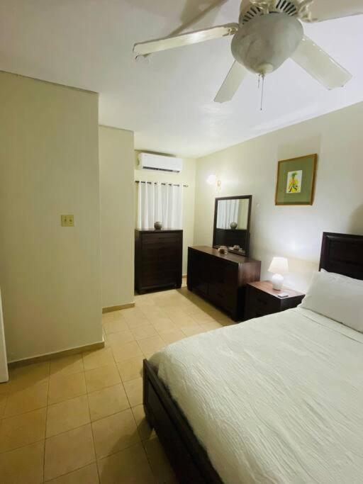 Club Caribbean Apartments Раневей-Бей Екстер'єр фото